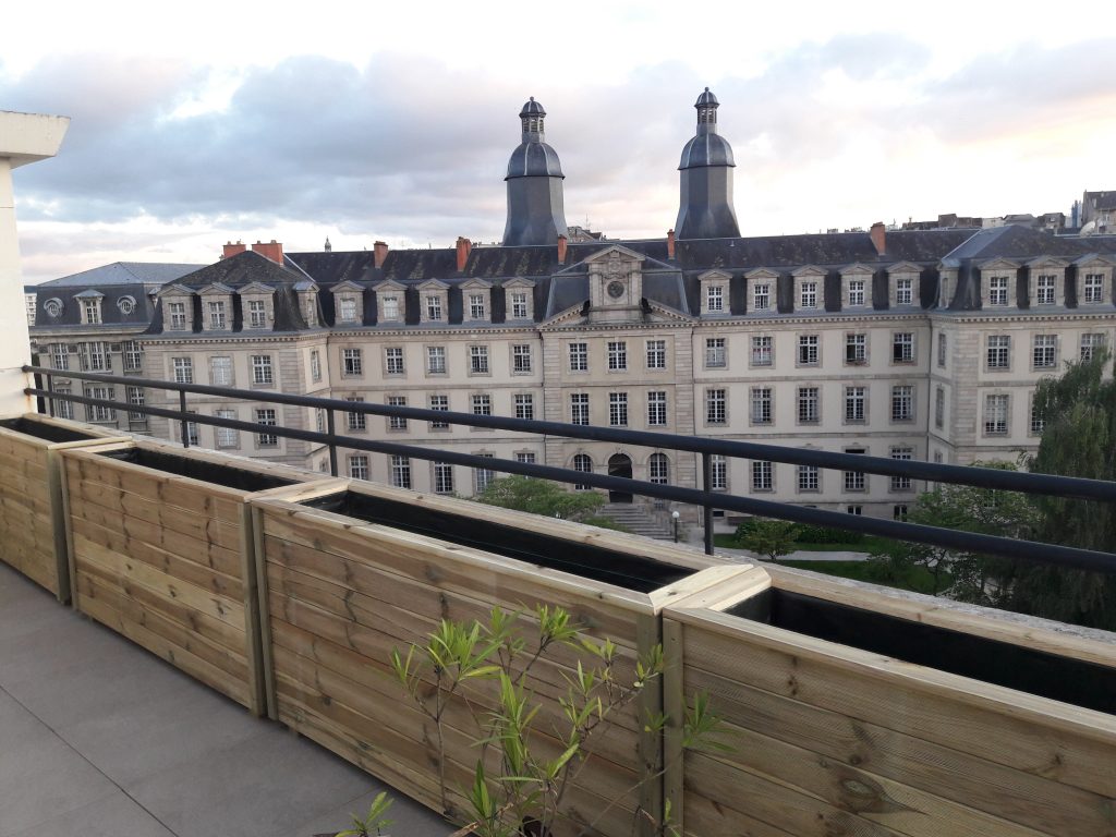 jardinière sur mesure sur son balcon