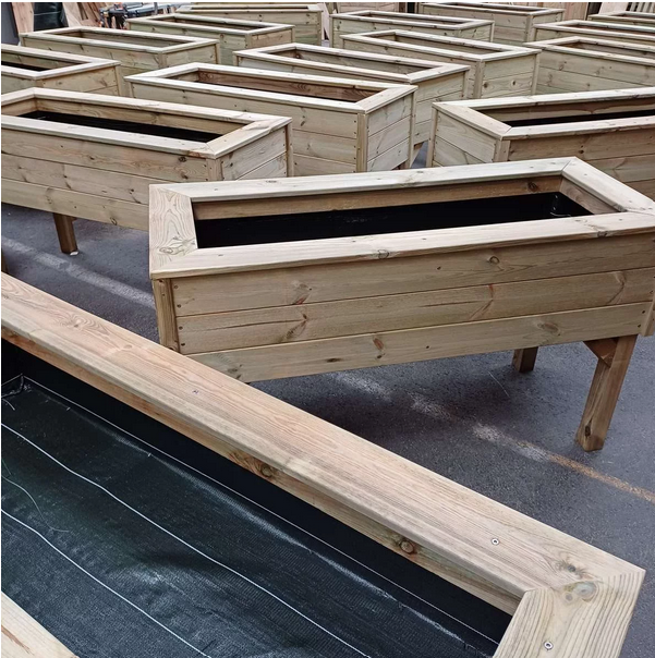 jardinière en bois sur pied